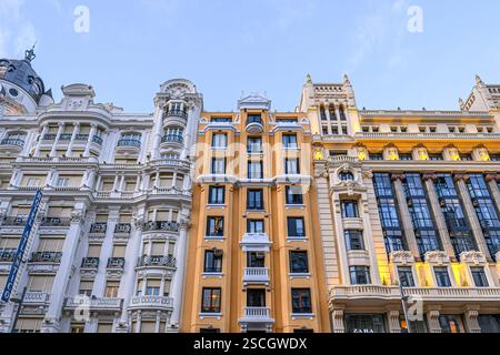 Façade multicolore d'un immeuble à Gran via Banque D'Images