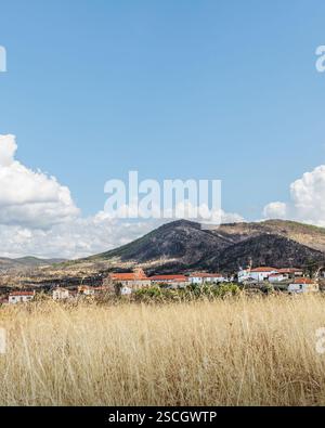 Village Kirki Evros Grèce se remettant après un incendie de forêt massif, restauration des forêts et des montagnes, catastrophe environnementale, mont Parnitha, Rodopi, Evia, Banque D'Images