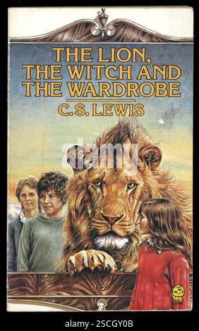 Vintage bien lu copie du livre de poche classique populaire pour enfants 'The Lion the Witch & the Wardrobe' par C S Lewis, les chroniques de Nania, Livre 1. Illustration de couverture par Stephen Lavis. Publié pour la première fois en 1950, cette édition a été publiée en 1986, Royaume-Uni Banque D'Images