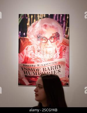 Christie's, Londres, Royaume-Uni. 7 février 2025. Barry Humphries : la collection personnelle. Exposition de pré-vente (vente aux enchères le 13 février) de la collection érudite de Barry Humphries (1934-2023). L'artiste australien de renommée mondiale, surtout connu pour ses personnages Dame Edna Everage et Sir les Patterson, a commencé à collectionner dès son adolescence, et plus d'un demi-siècle a construit sa collection. Comprenant environ 250 lots, les estimations vont de £200 à £300,000. Crédit : Malcolm Park/Alamy Live News Banque D'Images