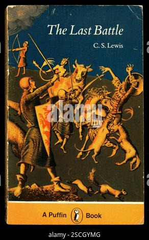 Vintage copie bien lue du livre de poche classique populaire pour enfants 'The Last Battle' par C. S. Lewis, illustré par Pauline Baynes, chroniques de Nania Livre 7, publié pour la première fois en 1956 cette édition publiée en 1976, Royaume-Uni Banque D'Images
