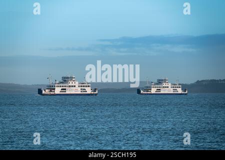Un service de ferry-ferry relie Lymington dans le Hampshire à Yarmouth sur l'île de Wight Banque D'Images