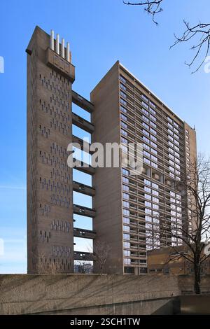 Balfron Tower à Poplar, Londres, Royaume-Uni. Célèbre tour résidentielle brutaliste en béton conçue par Erno Goldfinger, achevée en 1967 Banque D'Images