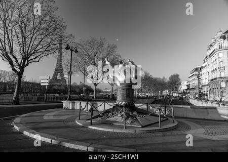 Paris, France - 24 janvier 2022 : la flamme de la liberté est une réplique pleine grandeur, recouverte de feuilles d'or, de la torche de la Statue de la liberté, située nea Banque D'Images