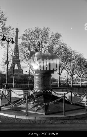 Paris, France - 24 janvier 2022 : la flamme de la liberté est une réplique pleine grandeur, recouverte de feuilles d'or, de la torche de la Statue de la liberté, située nea Banque D'Images