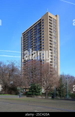 Balfron Tower à Poplar, Londres, Royaume-Uni. Célèbre tour résidentielle brutaliste en béton conçue par Erno Goldfinger, achevée en 1967 Banque D'Images