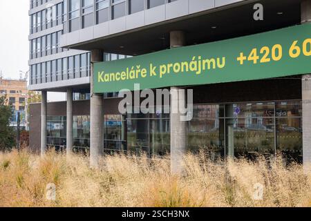 OSTRAVA, TCHÉQUIE - 28 SEPTEMBRE 2023 : signe en langue tchèque indiquant bureaux à louer avec numéro de téléphone Banque D'Images