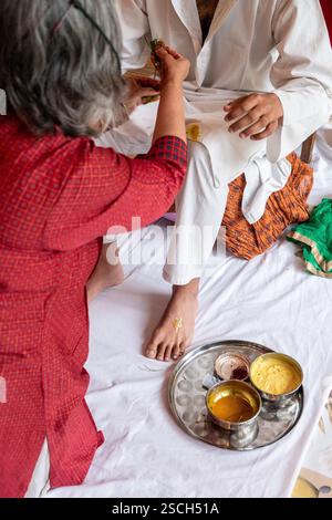 Cérémonie Haldi â€“ rituel de bénédiction hindoue avec offrandes de curcuma Banque D'Images