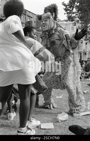 Des femmes noires dansant dans les rues pendant le carnaval de Notting Hill Banque D'Images