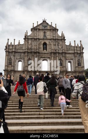 Touristes visitant les ruines emblématiques de Sao Paulo (constituant Paul's Ruins) à Macao Banque D'Images