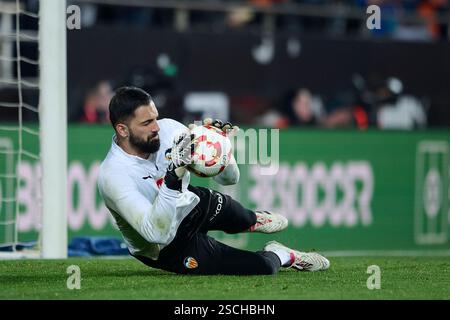 Valencia, Espagne. 07 février 2025. VALENCE, ESPAGNE - 6 FÉVRIER : Giorgi Mamardashvili gardien de but du Valencia CF se réchauffe avant le match quart de finale de la Copa del Rey entre le Valencia CF et le FC Barcelone au stade Mestalla le 6 février 2025 à Valence, Espagne. (Photo de Francisco Macia/photo Players images/Magara Press) crédit : Magara Press SL/Alamy Live News Banque D'Images
