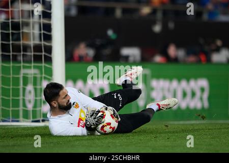 Valencia, Espagne. 07 février 2025. VALENCE, ESPAGNE - 6 FÉVRIER : Giorgi Mamardashvili gardien de but du Valencia CF se réchauffe avant le match quart de finale de la Copa del Rey entre le Valencia CF et le FC Barcelone au stade Mestalla le 6 février 2025 à Valence, Espagne. (Photo de Francisco Macia/photo Players images/Magara Press) crédit : Magara Press SL/Alamy Live News Banque D'Images