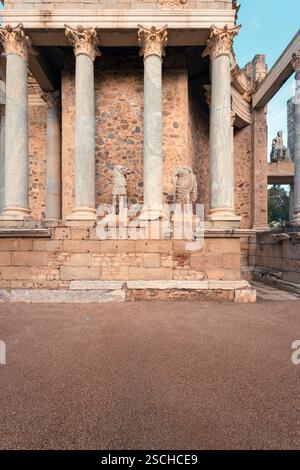 Une vue du théâtre romain de Mérida, en Espagne, avec ses colonnes de marbre, ses pierres complexes et ses statues classiques. Cette historica bien préservée Banque D'Images