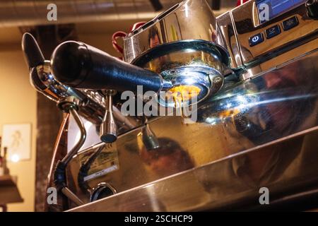 Une vue imprenable sur une machine à espresso préparant du café de spécialité. L'espresso riche et doré coule en douceur, mettant en valeur l'art et la précision du COF Banque D'Images