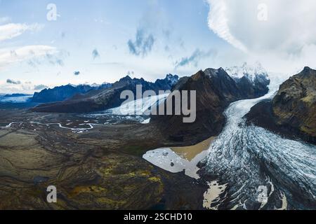 Superbe photo aérienne capturant la beauté du glacier Vatnajökull dans le parc national de Vatnajökull en Islande, mettant en valeur les montagnes escarpées et l'IC Banque D'Images