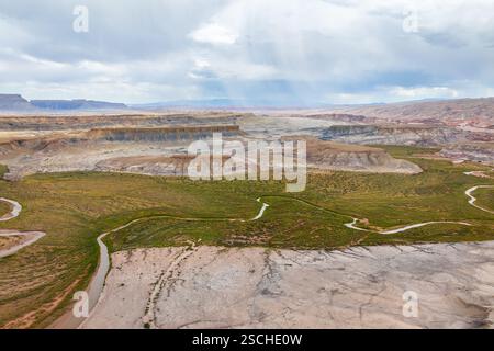 Prise de vue aérienne par drone capturant le vaste et accidenté terrain de Hanksville, Utah, avec rivière sinueuse à travers des paysages désertiques. Banque D'Images