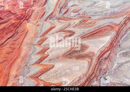 Photographie aérienne saisissante montrant les formations de grès complexes et colorées le long de la rivière San Juan, située dans les canyons accidentés de l'Utah, aux États-Unis Banque D'Images