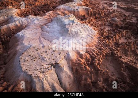 Vue aérienne capturant le paysage mystique du parc d'État de Goblin Valley dans l'Utah, États-Unis, avec des formations rocheuses en couches distinctives et des bains de hoodoos Banque D'Images