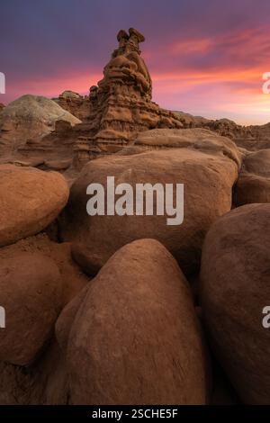Majestueuses formations de grès dans le Goblin Valley State Park, Utah, États-Unis, exposées sous un magnifique ciel de coucher de soleil, mettant en valeur la géologie unique du parc Banque D'Images