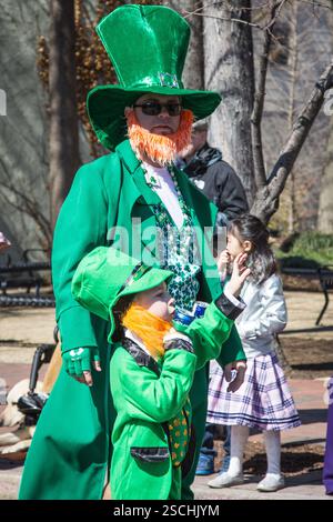 Défilé de la fête de Patrick. Adultes et enfants en costumes de leprechaun. Célébration possible. Banque D'Images