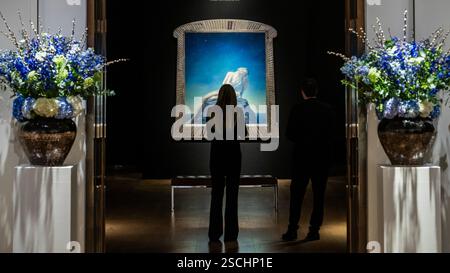 Londres, Royaume-Uni. 7 février 2025. Jean Delville, L'oubli des passions, estimation : 120 000-180 000 - Un aperçu de Barry Humphries : The Personal Collection at Christies, Londres - L'artiste australien de renommée mondiale, mieux connu pour ses personnages Dame Edna Everage et Sir les Patterson, a commencé à collectionner dans son adolescence, et plus d'un demi-siècle a construit une collection comprenant environ 250 lots, les estimations vont de £200 à £300,000. L'exposition complète de pré-vente sera visible du 7 au 12 février. La vente aux enchères en direct aura lieu le 13 février 2025. Crédit : Guy Bell/Alamy Live News Banque D'Images