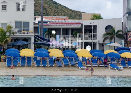 Parasols de plage - parasols bleus et jaunes ainsi que chaises longues bleues sur la plage de Philipsburg, avec Maarten Banque D'Images