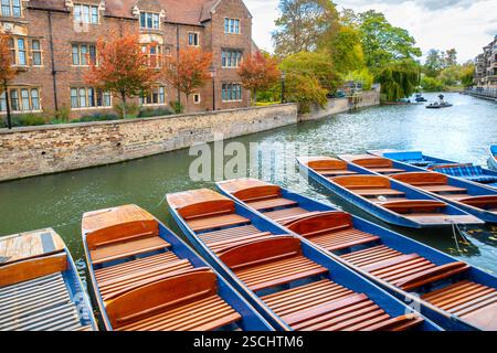Punts amarrés sur la rivière Cam à côté du Magdalene College. Cambridge, Angleterre Banque D'Images