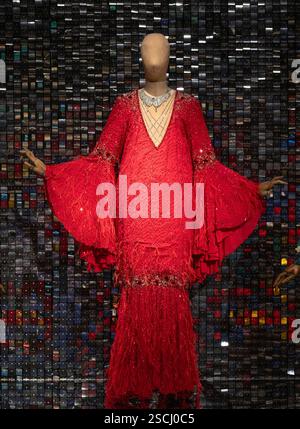 Christie's, Londres, Royaume-Uni. 7 février 2025. Barry Humphries : la collection personnelle. Exposition de pré-vente (vente aux enchères le 13 février) de la collection érudite de Barry Humphries (1934-2023). L'artiste australien de renommée mondiale, surtout connu pour ses personnages Dame Edna Everage et Sir les Patterson, a commencé à collectionner dès son adolescence, et plus d'un demi-siècle a construit sa collection. Image : The Royal Variety Robe de Stephen Adnitt, estimation £1 500-2 500. Crédit : Malcolm Park/Alamy Live News Banque D'Images