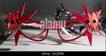 Christie's, Londres, Royaume-Uni. 7 février 2025. Barry Humphries : la collection personnelle. Exposition de pré-vente (vente aux enchères le 13 février) de la collection érudite de Barry Humphries (1934-2023). L'artiste australien de renommée mondiale, surtout connu pour ses personnages Dame Edna Everage et Sir les Patterson, a commencé à collectionner dès son adolescence, et plus d'un demi-siècle a construit sa collection. Plusieurs paires de lunettes de Dame Edna sont offertes à la vente. Crédit : Malcolm Park/Alamy Live News Banque D'Images