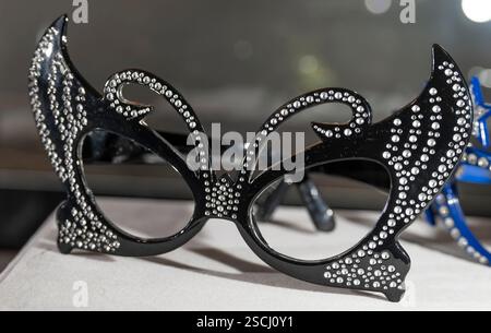 Christie's, Londres, Royaume-Uni. 7 février 2025. Barry Humphries : la collection personnelle. Exposition de pré-vente (vente aux enchères le 13 février) de la collection érudite de Barry Humphries (1934-2023). L'artiste australien de renommée mondiale, surtout connu pour ses personnages Dame Edna Everage et Sir les Patterson, a commencé à collectionner dès son adolescence, et plus d'un demi-siècle a construit sa collection. Plusieurs paires de lunettes de Dame Edna sont offertes à la vente. Crédit : Malcolm Park/Alamy Live News Banque D'Images