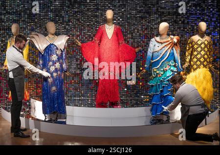 Christie's, Londres, Royaume-Uni. 7 février 2025. Barry Humphries : la collection personnelle. Exposition de pré-vente (vente aux enchères le 13 février) de la collection érudite de Barry Humphries (1934-2023). L'artiste australien de renommée mondiale, surtout connu pour ses personnages Dame Edna Everage et Sir les Patterson, a commencé à collectionner dès son adolescence, et plus d'un demi-siècle a construit sa collection. Crédit : Malcolm Park/Alamy Live News Banque D'Images