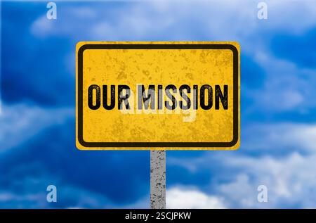 Notre message de mission écrit sur un signe en métal jaune. Conceptuel notre symbole de mission. Copier l'espace. Banque D'Images