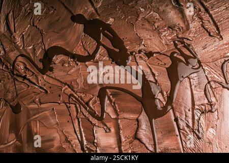 Fond abstrait avec texture de plâtre de couleur brune ou chocolat. Fond transparent avec de grands coups de pinceau. Texture stylisée rugueuse avec espace f Banque D'Images