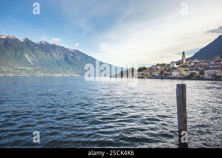Lac de Garde avec Limone Sul ville de Garde et montagnes en arrière-plan, Italie, Europe. Banque D'Images