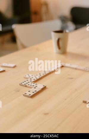 Plan vertical à angle élevé de tuiles de domino sur le dessus de la table en bois Banque D'Images