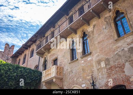 Le balcon de la maison de Juliette dans la ville de Vérone, Italie, Europe. Banque D'Images