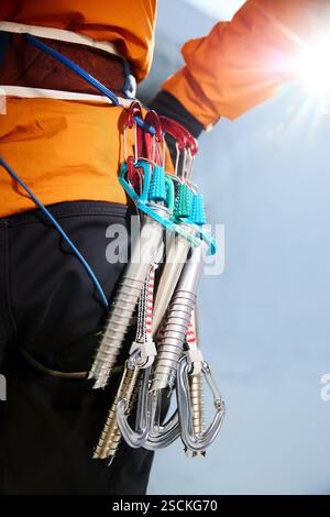 Équipement d'escalade de glace, cordes, mousquetons, vis, Belay, gros plan de l'alpiniste d'un athlète grimpeur en haute montagne Banque D'Images