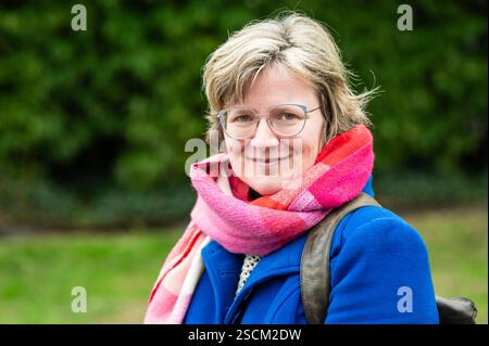 Portrait d'une femme blanche de 38 ans portant un manteau d'hiver bleu et une écharpe colorée, Koekelberg, Bruxelles, Belgique. Autorisation du modèle Banque D'Images