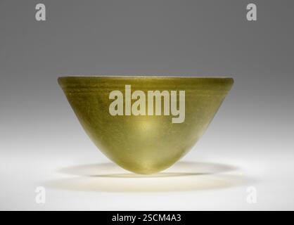 Bol, 200-100 BC. Bol vert avec lignes incisées. Informations supplémentaires : vert olive coulé, bol conique avec trois bandes incisées encerclant la bouche. Le bol est intact. Banque D'Images