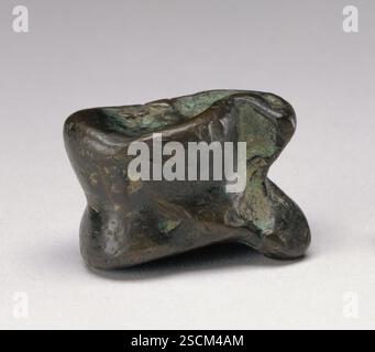 Astragalos, IIe-Ier siècle av. J.-C. Knucklebone. Informations supplémentaires : L'un des jouets les plus populaires parmi les enfants grecs dans l'Antiquité était l'astragalos, ou Knucklebone. Typiquement, l'os de la cheville de la patte arrière d'une chèvre ou d'un mouton était utilisé. Mais cette pièce est en bronze, moulée pour ressembler à un véritable squelette d'un animal. Les enfants ont roulé de l'astragaloi comme des dés. Chaque côté a reçu une valeur numérique unique. Comme les dés modernes, les valeurs sur les côtés opposés du jouet totalisent sept. Dans d'autres jeux, les joueurs tentent de frapper les articulations d'un adversaire hors du centre d'un cercle, ou de les jeter Banque D'Images