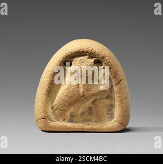 Poids du métier à tisser avec chouette filante, 3ème-2ème siècle av. J.-C. Informations supplémentaires : poids du métier à tisser discoïde avec deux trous. Sur le devant (porté), un hibou avec des ailes, des pieds et des bras. Les branches supplémentaires lui permettent de tenir une distaff et de filer la laine à partir d'un panier conique représenté sous l'axe. Malgré l'association de la chouette avec Athènes, les poids à tisser avec une chouette filante semblent être une caractéristique unique de la péninsule italienne du sud. Le poids du métier à tisser a de l'argile beige avec de petites inclusions rouges et une glissade grise. Banque D'Images