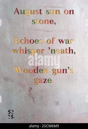 Soleil d'août sur pierre, échos de guerre murmure 'neath, regard de pistolet en bois. Ellington Prescott's Silver Writers' Guild. Art de Zsuzsa Szikra. Poésie Art Print, Triplumes est une forme poétique unique inspirée du haïku traditionnel, composée de trois lignes qui capturent des moments de clarté, d'émotion et de perspicacité. Dans notre collection, nous embrassons la liberté de la langue, où le mélange des mots et la suppression des traits d'Union est plus qu'un choix stylistique, c'est une façon de transmettre l'unité et la proximité entre les idées, créant une expression fluide et compacte qui résonne avec les rythmes de la vie moderne. Banque D'Images