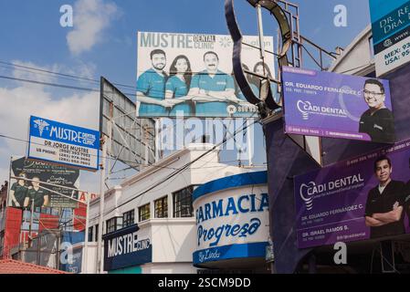 Enseignes pour entreprises, pharmacies, dentistes en Nuevo Progreso, Mexique. Banque D'Images