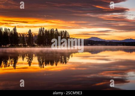 Lever du soleil sur le lac Yellowstone dans le parc national de Yellowstone, Wyoming Banque D'Images