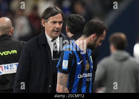 Hakan Calhanoglu de l'Inter Milan et l'entraîneur-chef Simone Inzaghi lors de la finale EA Sports FC italian Supercup 2024/2025 entre l'Internazionale et Milan au stade Al-Awwal Park à Riyad, Arabie Saoudite - Sport, Football - lundi 6 janvier 2025 (photo Massimo Paolone/LaPresse) Banque D'Images