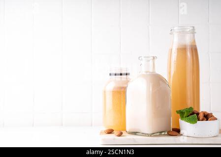 Sirop d'orgeat d'amande maison dans différentes bouteilles, amandes, eau, sucre et sirop d'eau de fleur d'oranger pour faire des cocktails sucrés Banque D'Images