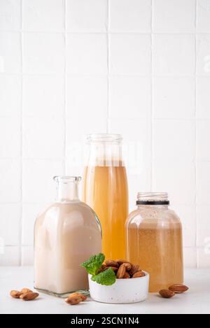 Sirop d'orgeat d'amande maison dans différentes bouteilles, amandes, eau, sucre et sirop d'eau de fleur d'oranger pour faire des cocktails sucrés Banque D'Images