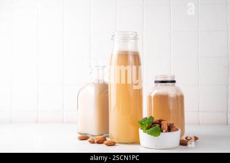 Sirop d'orgeat d'amande maison dans différentes bouteilles, amandes, eau, sucre et sirop d'eau de fleur d'oranger pour faire des cocktails sucrés Banque D'Images