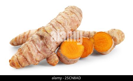 Morceaux de rhizomes de tumérisme isolés sur blanc Banque D'Images