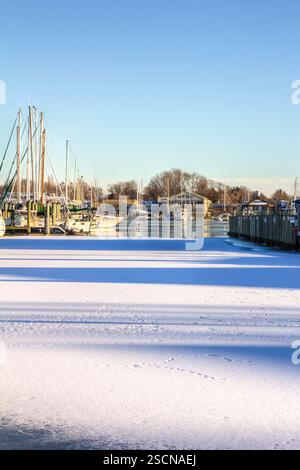 Port gelé ; bateaux amarrés ; scène hivernale. Banque D'Images